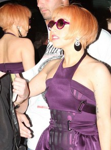 Лейди Гага прилича на изискана лейди с новата си прическа