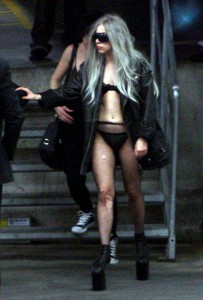 Още през 2010 година Лейди Гага се разхождаше по чорапогащник