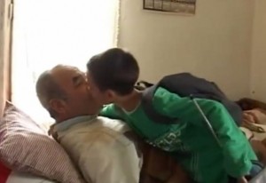 Малкият Гойко прегръща болния си баща 