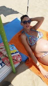 Бременната Златка Димитрова на плажа 